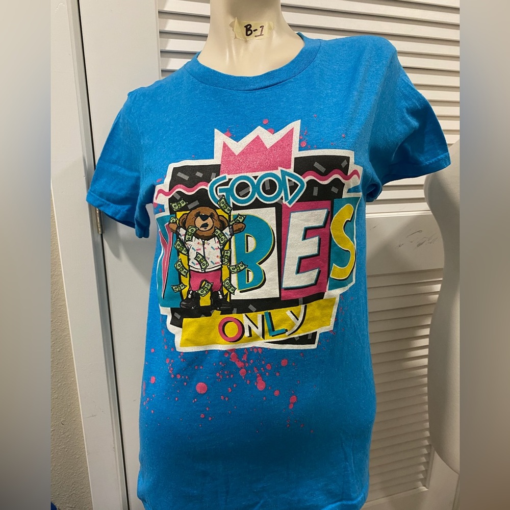 🔥🔥Good Vibes Only graphic tee size small